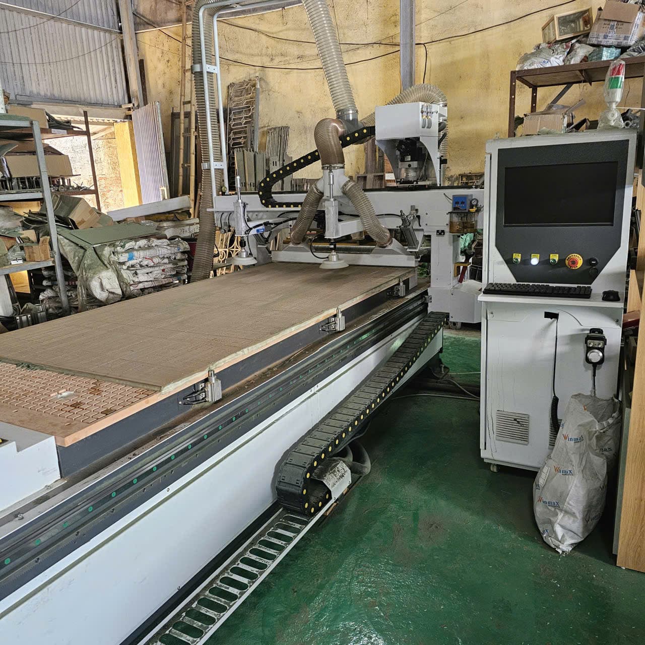 Máy CNC hiện đại gia công tấm gỗ công nghiệp tại xưởng GOMITA Phù Liễn