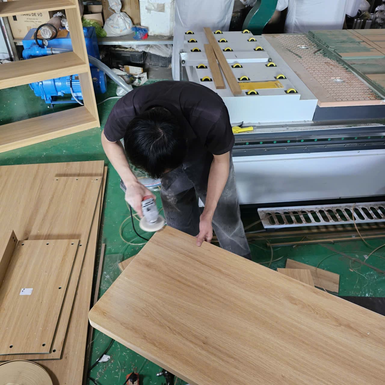 Thợ GOMITA đang chà nhám hoàn thiện bề mặt gỗ tại xưởng